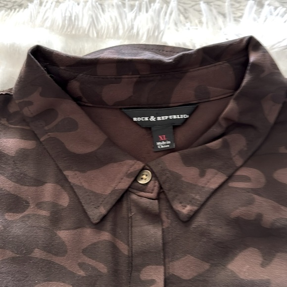 Woman’s top-dark brownish camouflage - Picture 2 of 3